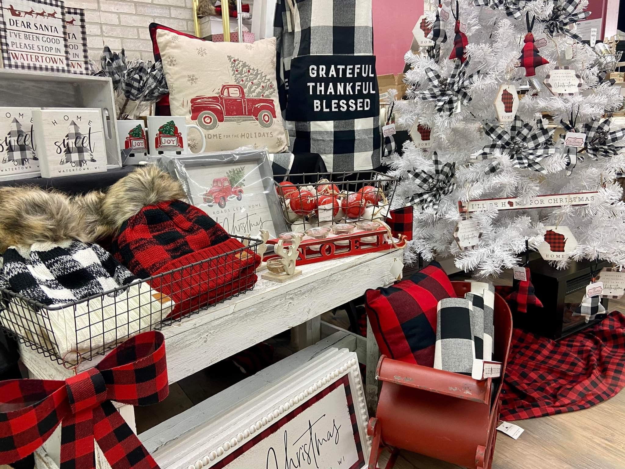 The Chic Boutique Holiday 2021 Holiday decor at the chic boutique