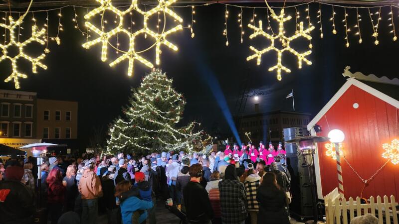 Crowd at Watertown's holiday tree lighting in Watertown wi