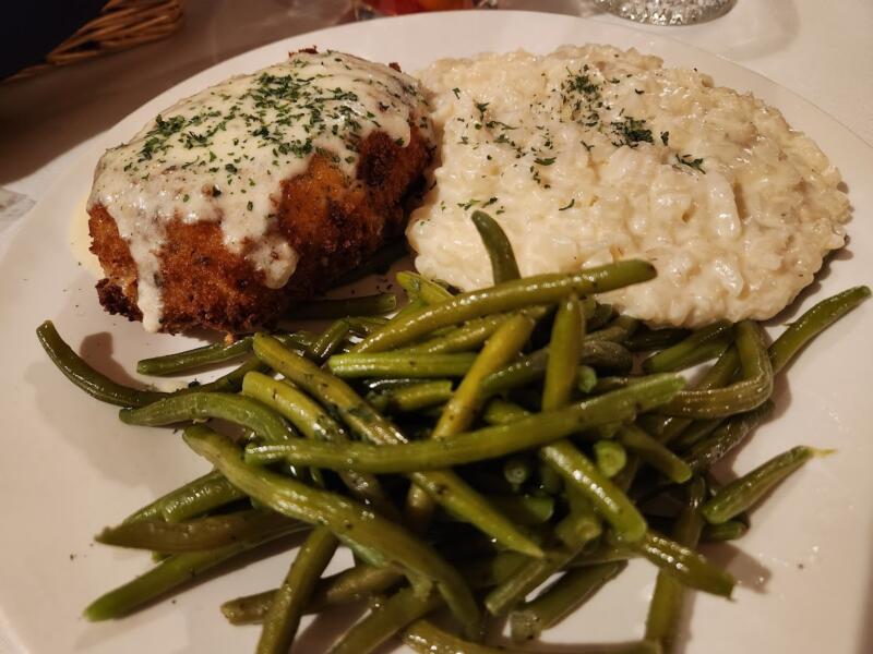 Dinner plate with chicken risotto and green beans